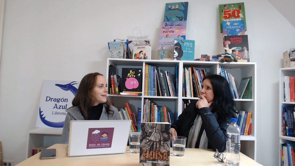 Cecilia Lagos entrevista a Claudia Latorre Zepeda sobre literatura, miedo y territorio en la Librería Dragón Azul de Valdivia.