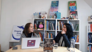 Cecilia Lagos entrevista a Claudia Latorre Zepeda sobre literatura, miedo y territorio en la Librería Dragón Azul de Valdivia.